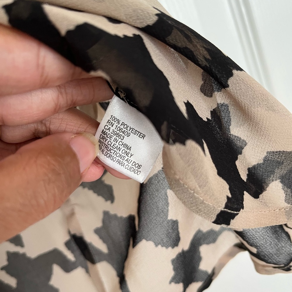 Stylish Black and Cream Women's Top Tahari Sleevless Blouse Size Large - Picture 9 of 13